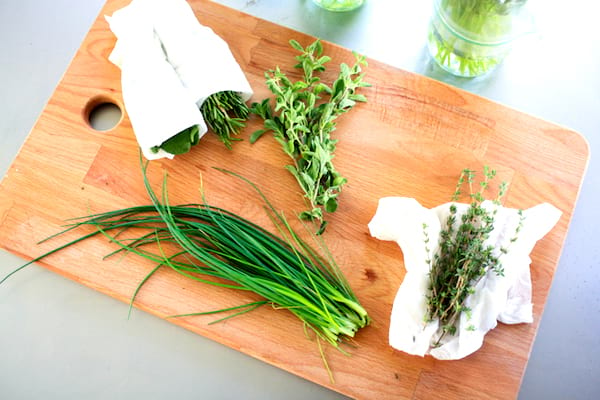 L Astuce Infaillible Pour Conserver Vos Herbes Aromatiques Pendant