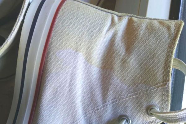 Comment Nettoyer des Converse Blanches Pour des Chaussures Éclatantes