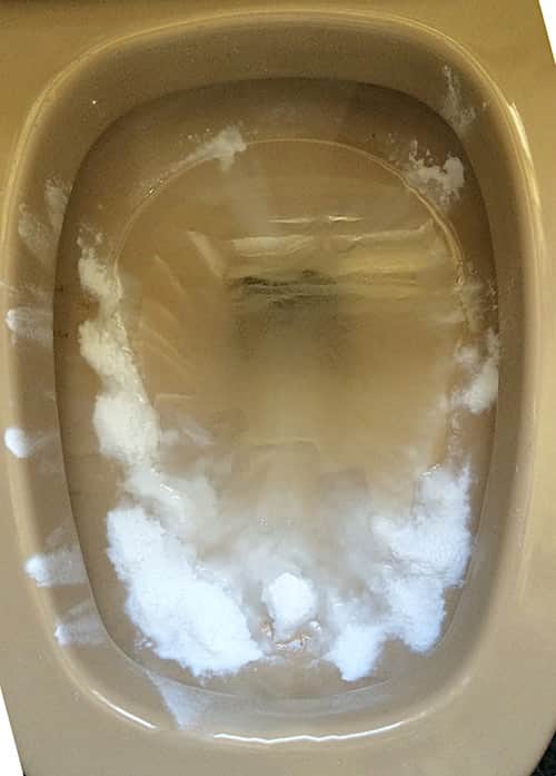 Saupoudrez la cuvette des toilettes sales avec du bicarbonate de soude