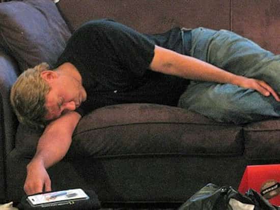 Les personnes heureuses dorment au moins six heures par nuit.