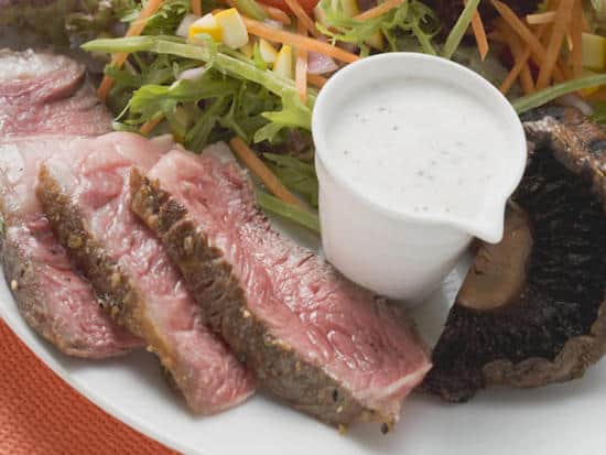 Quelle est la recette de la salade à la bavette de bœuf à moins de 400 calories ?