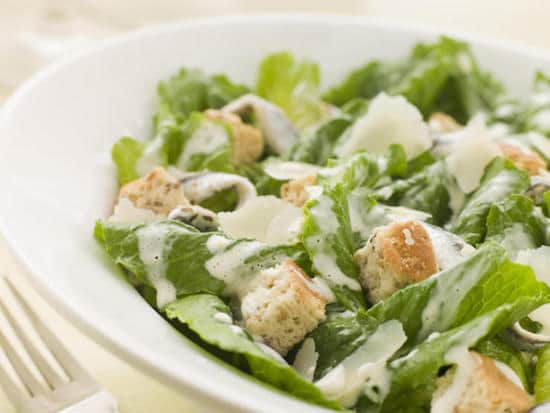 Quelle est la recette de la salade césar au poulet à moins de 400 calories ?
