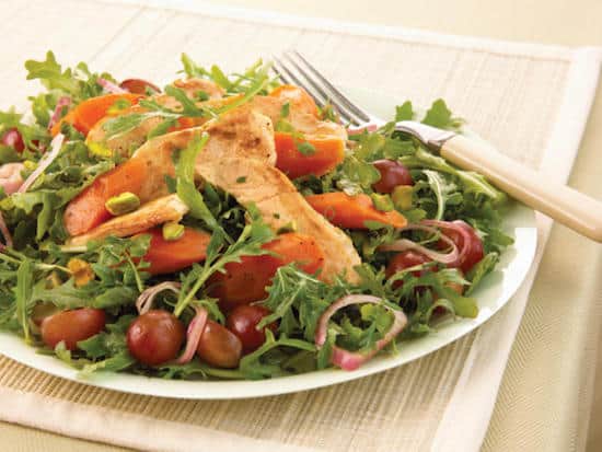 Quelle est la recette de la salade au poulet, pistaches et carottes  à moins de 400 calories ?
