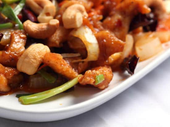 Quelle est la recette de la salade au sauté de poulet et noix de cajou à moins de 400 calories ?