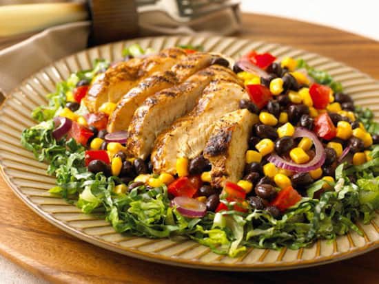 Quelle est la recette de la salade tex mex au poulet à moins de 400 calories ?