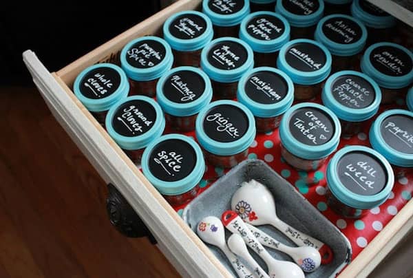 des boites à épices dans des bocaux