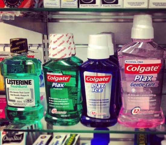 Faites votre bain de bouche maison avec des huiles essentielles pour faire des économies.