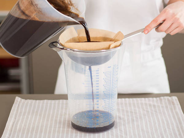 filtre à café utilisé sur une passoire un tamis 