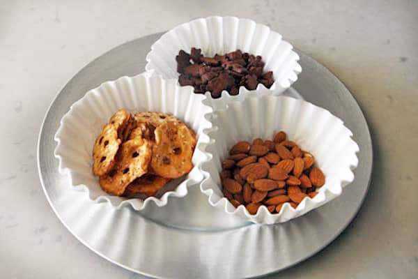 des filtres à café pour servir des gâteaux