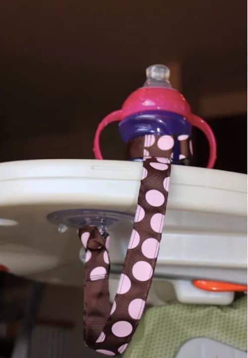 une sangle avec une ventouse évite que le biberon ne tombe par terre