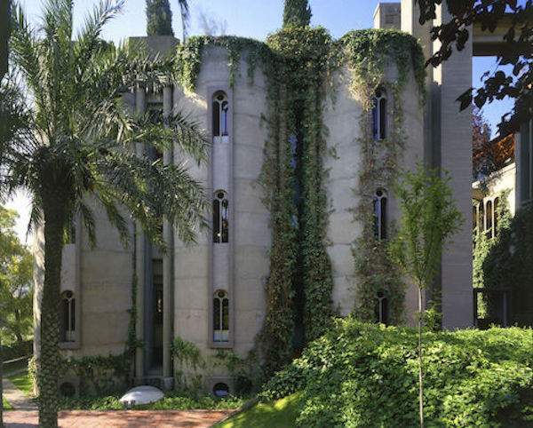 une cimenterie devient une villa d'architecte moderne