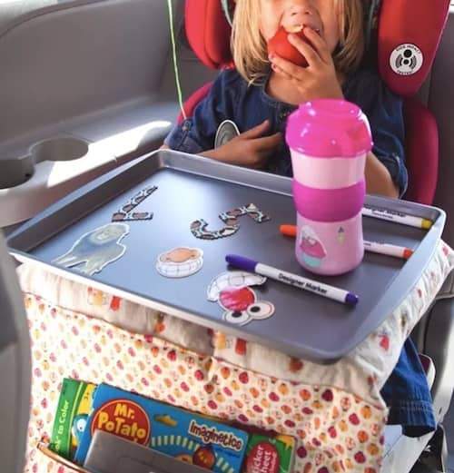 un plateau d'activités fait maison pour voyager en voitures