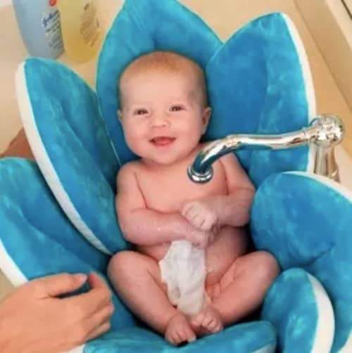 cette baignoire en forme de fleur s'adapte aux évier pour pouvoir baigner bébé en tout sécurité