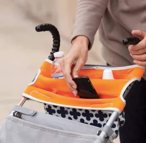 un organisateur de poussette permet de ranger ses affaires