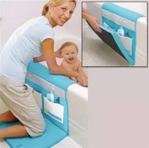 un tapis de bain rembourré pour ne pas avoir mal aux genoux quand bébé prend son bain