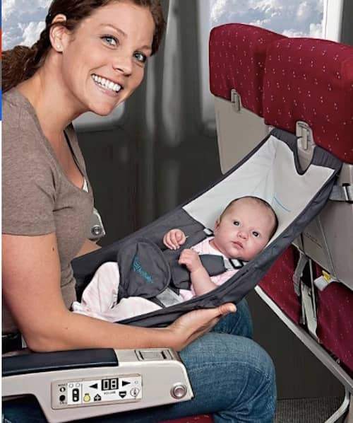 ce petit hamac s'installe dans les avions et permet au bébé de se reposer