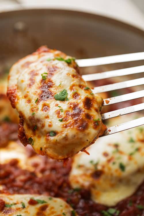 un filet de poulet nappé de mozzarella et de sauce tomate