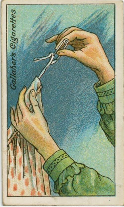 L'astuce d'autrefois qui marche encore aujourd'hui pour faire passer un ruban sans passe-lacet.