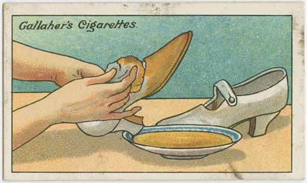 L'astuce d'autrefois qui marche encore aujourd'hui pour foncer des chaussures blanches en cuir de daim.