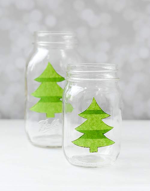 Frascos de vidro com árvores de Natal coladas