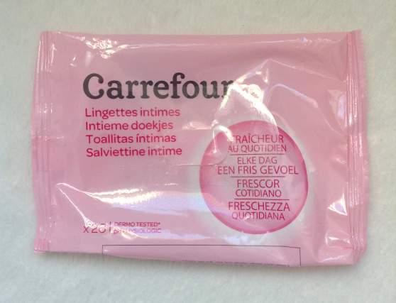 un paquet de lingettes intimes de la marque Carrefour