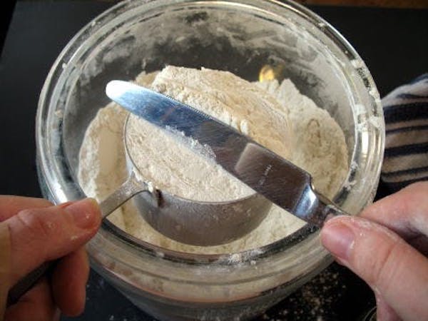 Voici comment faire une tasse rase, on la remplit et on enlève l'excédent pour qu'elle soit remplie à ras bord.