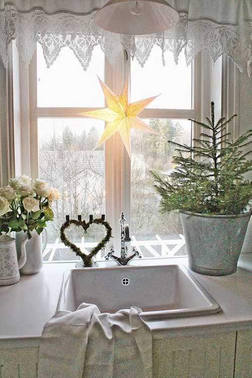 Étoile jaune accrochée à la fenêtre de la cuisine