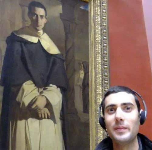 Regardez ce visiteur de musée qui découvre son sosie dans une vieille peinture de musée.