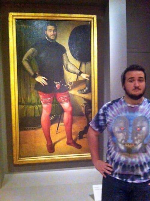 Regardez ce visiteur de musée qui découvre son sosie dans une vieille peinture de musée.