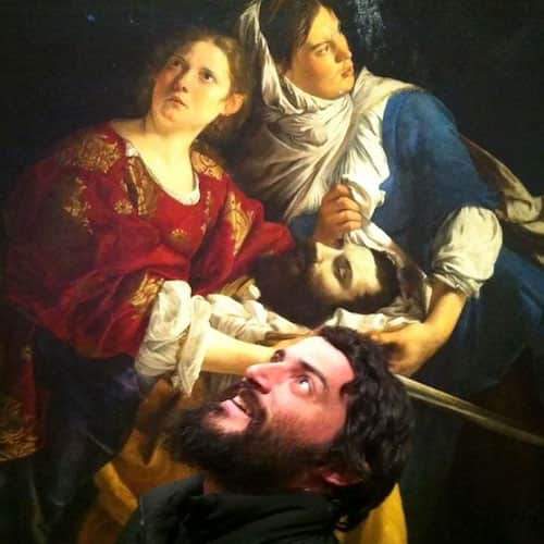 Regardez ce visiteur de musée qui découvre son sosie dans une vieille peinture de musée.