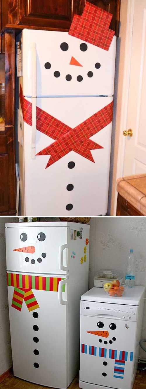 Frigo déguisé en bonhomme de neige avec écharpe rouge