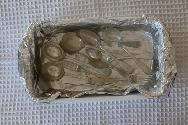 clean silver cutlery with aluminum foil and white vinegar