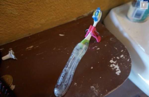 une pince à linge clippée sur la brosse à dents permet de ne pas la mettre en contact sur une sirface