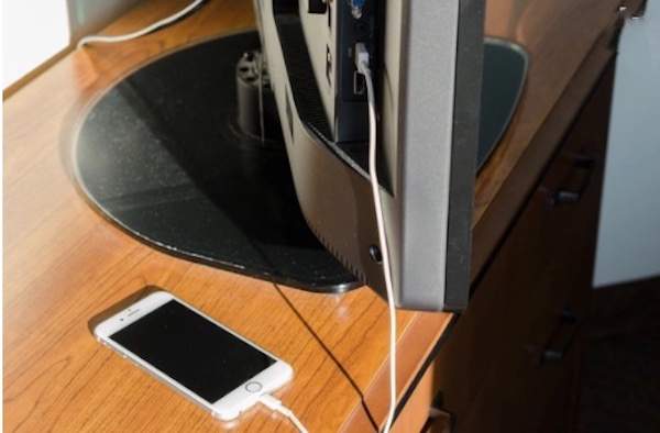 un câble USB permet de recharger son portable sur la télé