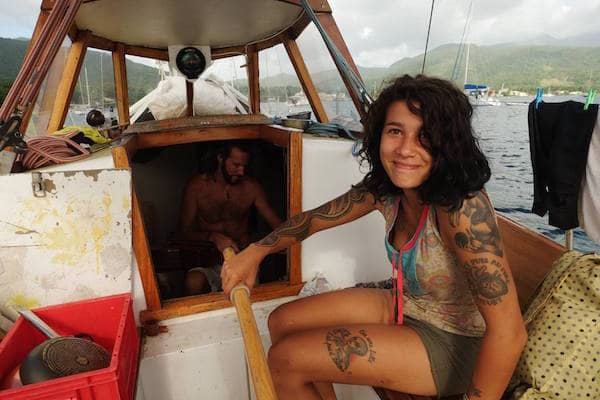 Sarah Gysler à la barre d'un voilier