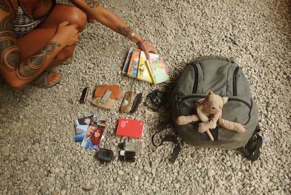 Sarah Gysler montre le contenu de son sac à dos