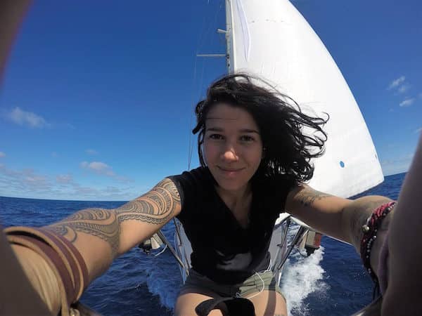 sarah gysler sur une petite embarquation