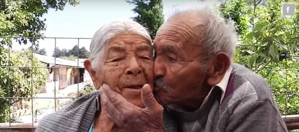 Faustino Jacinto embrasse sur la joue Estefania Gomez
