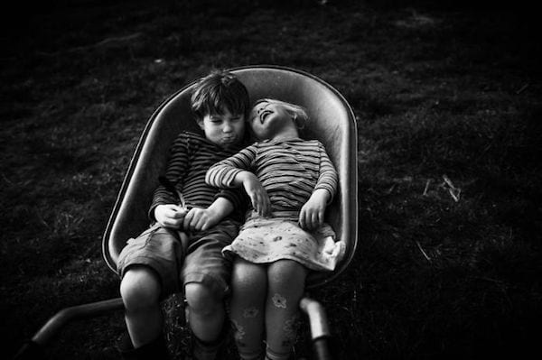 photo de nikki boon de ses deux enfants allongés dans une brouette