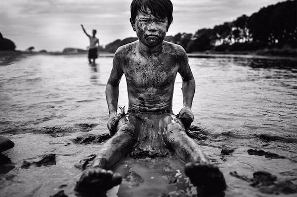 Nikki Boon photographie un de ces enfants qui joue dans la boue