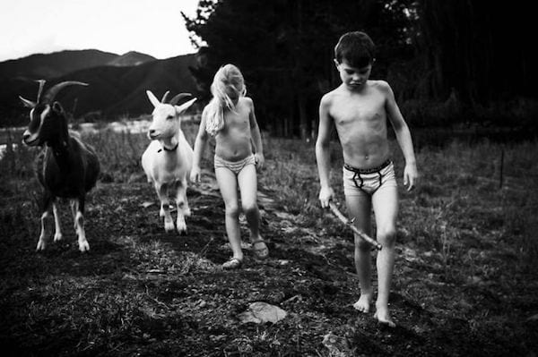 Les enfants de Nikki Boon s'occupent des chèvres