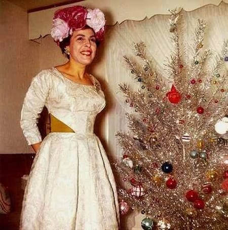 femme robe blanche sapin de noel