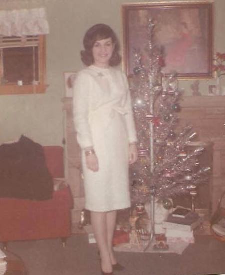 femme robe blanche année 50 sapin de noel