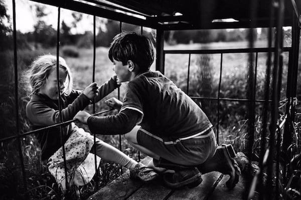 photo en noir et blanc de Nikki Boon de deux de ses enfants jouant