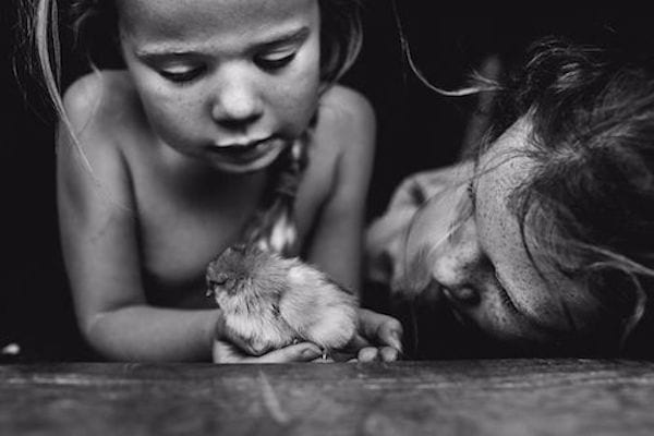 photo en noir et blanc de Nikki Boon de ses enfants s'occupant d'un oiseau