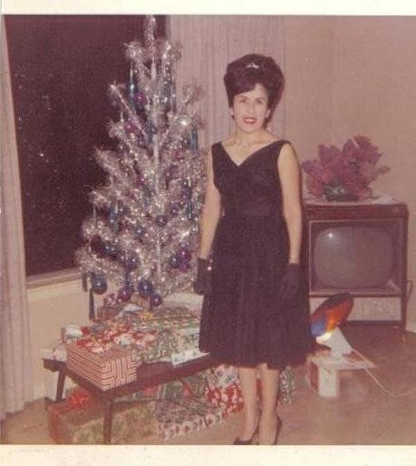 sapin et femme en robe noire