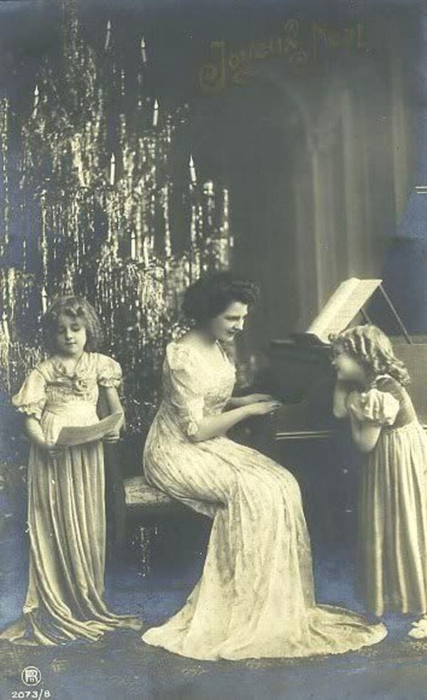 deux petites filles et leur maman posent devant un sapin de noel dans un style victorien