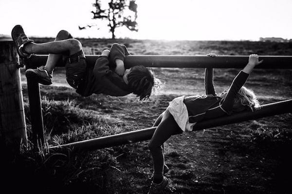 sur cette photo de Nikki Boon, les enfants jouent sur une barrière