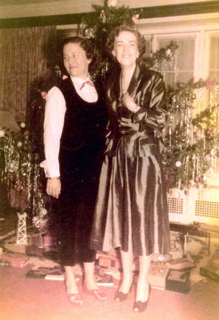 2 femmes devant sapin de noel année 60