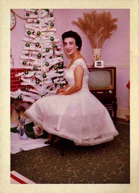 pin up devant sapin de noel